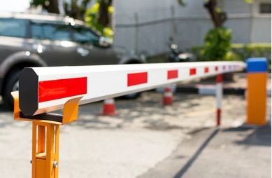 Automatic boom barrier at a toll lane